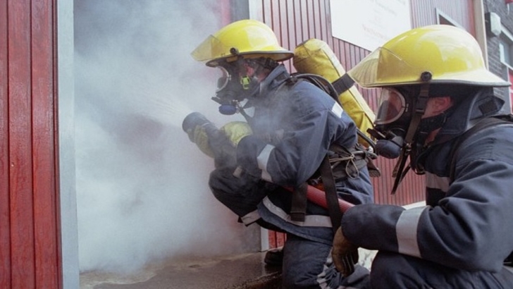 Incendiu violent, la un bloc din Pitești: locatarii, evacuați după ce o bucătărie a fost înghițită de flăcări 